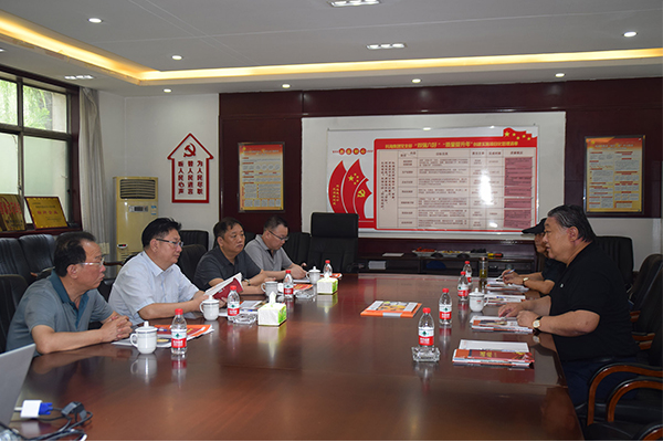 臨汾市市場(chǎng)監(jiān)督管理局局長(zhǎng)、非公企業(yè)黨委書(shū)記張東紅<br>在科海集團(tuán)調(diào)研非公黨建工作